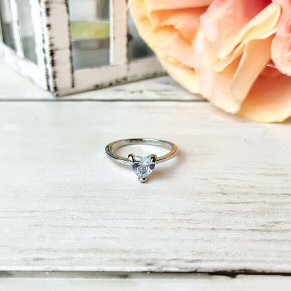 NEW Heart Shaped Rhinestone Silver Tone Ring Size 6.5 Beautiful Classy - Picture 2 of 3